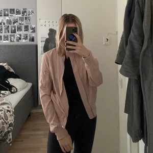 Jacka/Kofta - Tunn jacka/kofta från Zara i en "smutsrosa" färg. Köpt i spanien