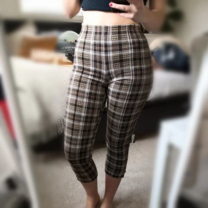 Monki byxor  - Strechiga byxor från Monki. Storlek xxs, men passar ca xxs-s då de är strechiga. Använda ca 1 gång. Kan mötas upp i Stockholm eller skicka. ❤️ 