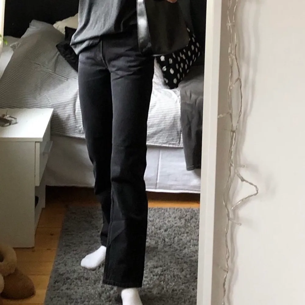 Superfina weekdayjeans i modellen voyage!🥰Storleken är 24/30 (24 i midjan, 30 i längd). Jeansen är sparsamt använda, säljer då de blivit för små. Hör gärna av er om ni har några frågor.                                                                                 Pris: 200 + frakt . Jeans & Byxor.