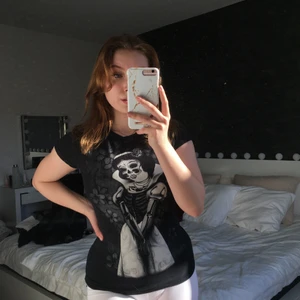 Alt t-shirt  - En alt t-shirt i storlek S med en död snövit 🤍 Helt ny, endast testad🤍 Då jag har bytt stil så har jag ingen användning av den längre🤍