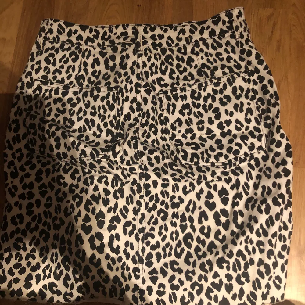 Kjol från Hm i leopard mönster, vit jeans kjol. Använd fåtal gånger. Storlek 38. Kjolar.