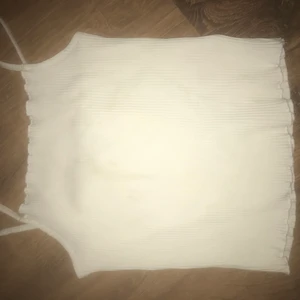 Ett linne från nelly. Aldrig användt endast testad  - Vitt linne från nelly endast testad. 100kr med frakt inräknat 