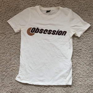 T-shirt med tryck - Från ginatricot, står XXS men skulle säga S/XS