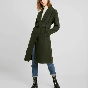 Mörkgrön kappa från Gina - Inköpt förra våren men knappast använd🌷🌼🌺🌸Nypris 1000kr