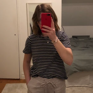 Randig T-shirt - En randig T-shirt från Zara i bra skick!