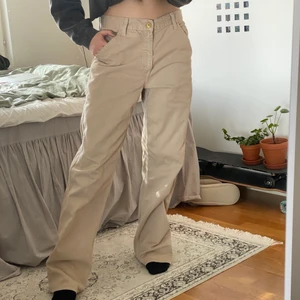 Beigea Levis jeans - Ett par skitcoola baggy levis jeans som är sällsynta och köpta på humana. Dom har en snygg och oversized passform. Man kan även ha skärp och sätta dom högre upp i midjan ifall man vill ha mer högmidjade. Bra skick! Jag är 168 cm och bär vanligtvis S :)
