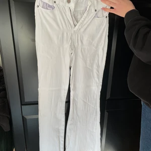 Jeans - Vita utsvängda jeans i bra skick som inte kommer till användning😀