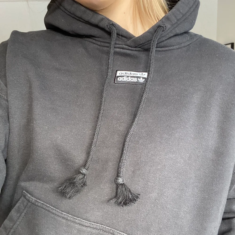 Snygg adidas hoodie i svart. Hoodien är i bra skick trots att den är använd! Säljer då jag inte längre använder den :) (köparen står för fraktkostnad). Hoodies.