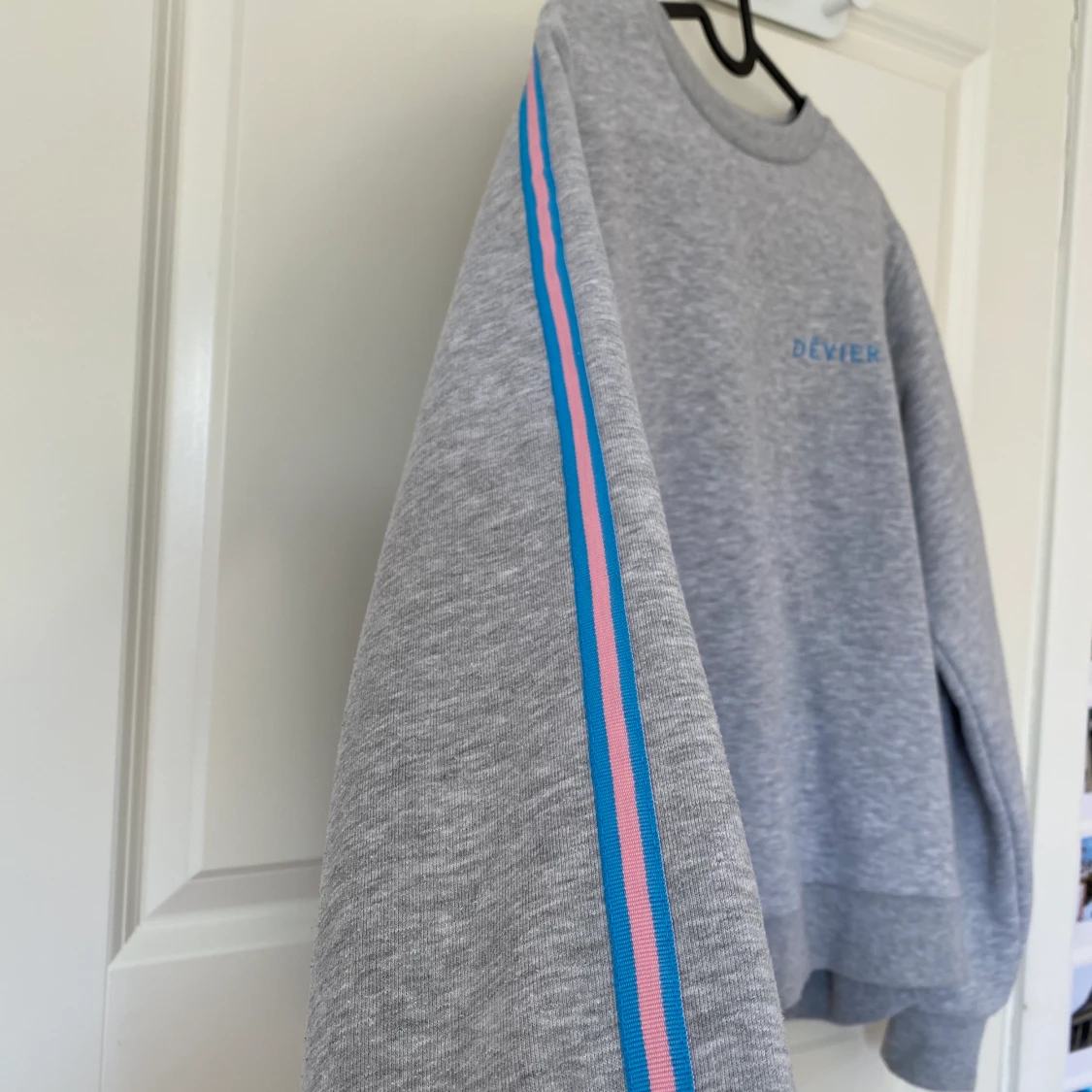 Grå sweatshirt med blåa och rosa detaljer - 90