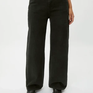 Weekday Ace Black storlek: W26 L32 - ORGINALPRIS: 399kr. OM: Weekday Ace jeans. ( wide leg ). Dessa är endast använda några gånger och de är fortfarande i bra skick. VARFÖR DE SÄLJS: För små på mig nu. FRAKT: Jag kan mötas upp i malmö eller leverera jeansen. Ditt val! 