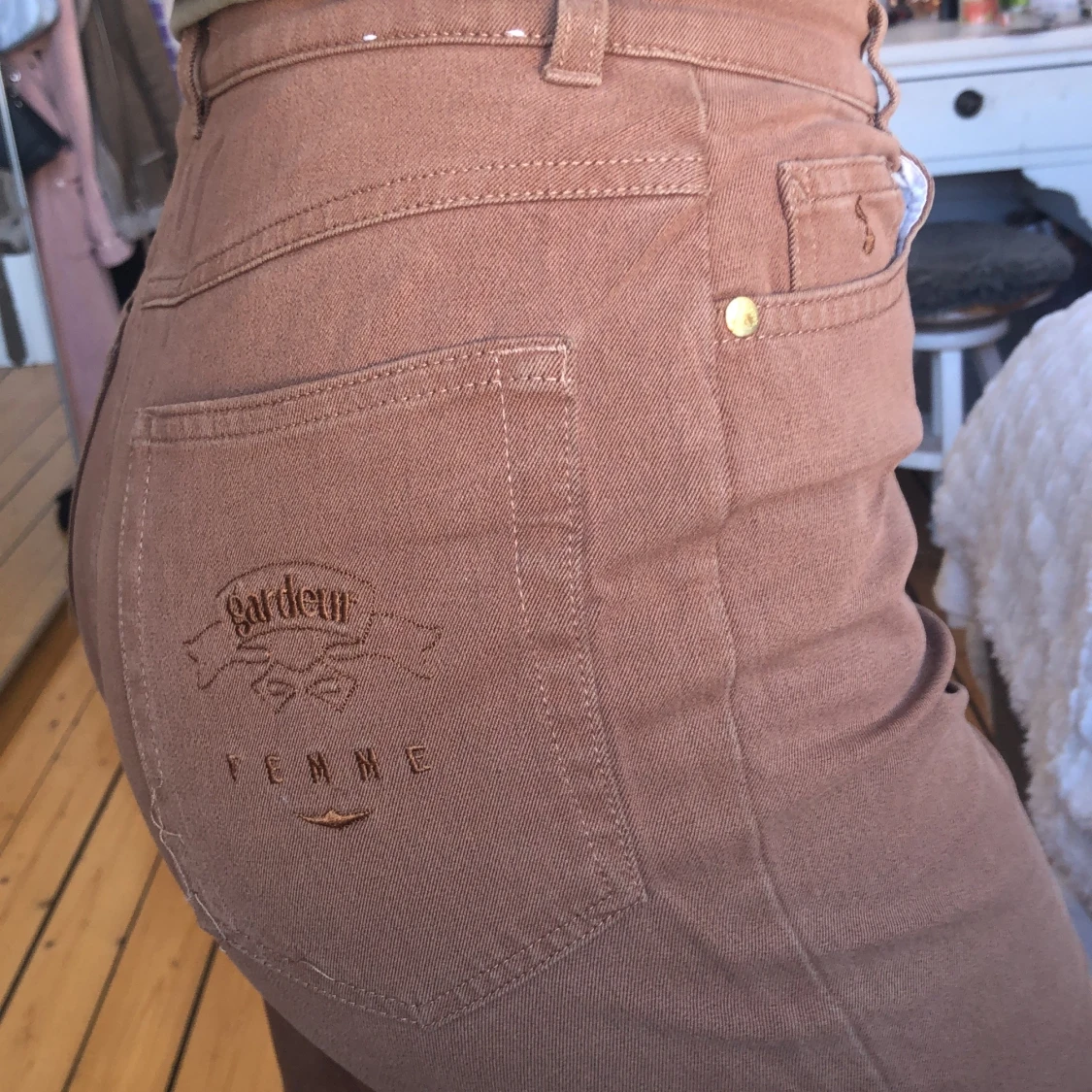 Bruna trendiga byxor  - 91