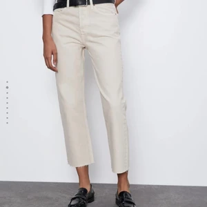 Beiga jeans - Använda fåtal gånger. Storlek 40 men passar 38⭐️ Färgen på bild två är mer rättvis 🌸🌸