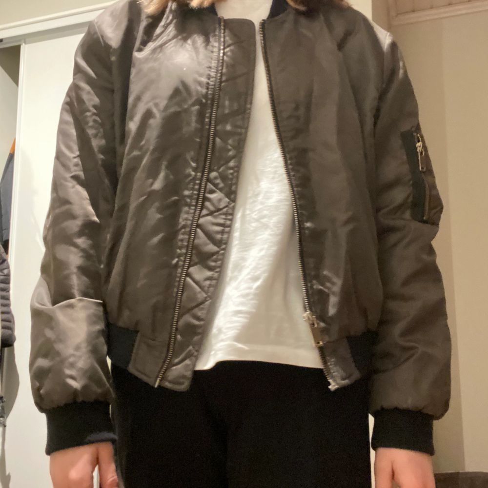 Super cool vårjacka som kommer från zara! Passar xs och s men är i storleken small. Köp direkt för 70 kr + frakt (72kr). Om du är intresserad kan vi också mötas upp i Stockholm då du slipper betala frakten!😄 Börja budgivningen på 50kr så kontaktar jag snabbt till alla!. Jackor.