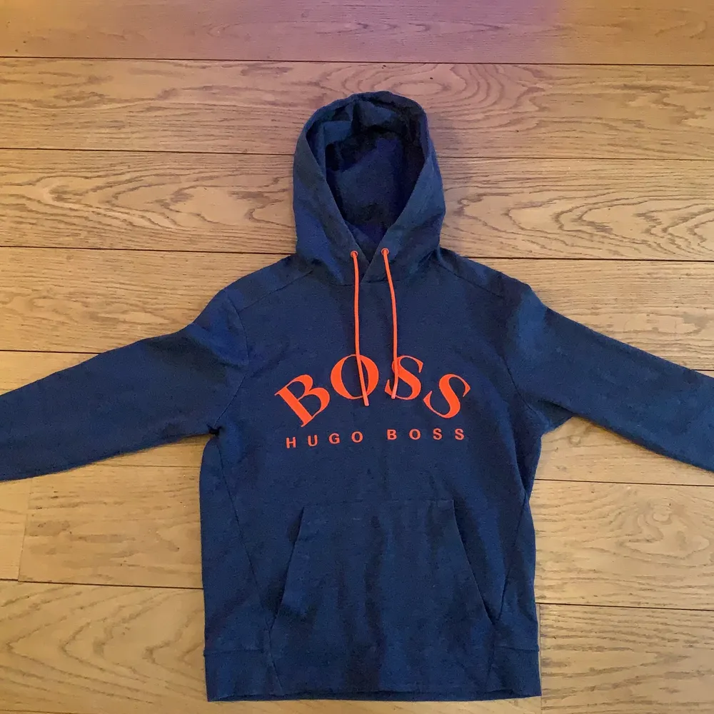 Säljer denna HUGO BOSS hoodie då jag aldrig använder den. Köpte den från Boozt.com. Storleken är XS men den är lite stor i storleken. Pris kan diskuteras.. Hoodies.