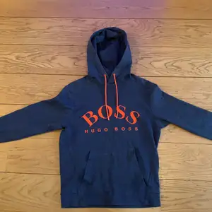Säljer denna HUGO BOSS hoodie då jag aldrig använder den. Köpte den från Boozt.com. Storleken är XS men den är lite stor i storleken. Pris kan diskuteras.
