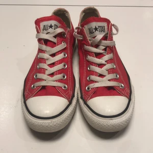 Röda converse  - Säljer dessa super coola röda converse som nästan är oanvända, jag säljer pågrund av att de tyvärr inte kommer till användning. De är i storlek 39 men kan passa en 38. Jag kan mötas runt söder annars fraktar jag gärna!🌸