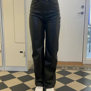 Raka långa skinn byxor  - Säljer dessa populära och slutsålda byxor från hm. Jag är ca 170cm och går över skorna på mig. Jag brukar ha 34/36 i vanliga fall! Skicka ett meddelande för att buda!