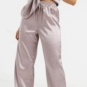 Pyjamasbyxor  - Skitfina pyjamasbyxor. I silkesliknande material 