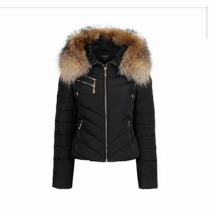 Holliesjacka!! - Snygg hollies jacka i fint skick med äktapäls. Nypris 3500kr! Mitt pris: 1500kr