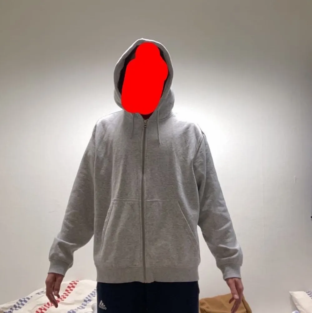 Storlek XL skulle nog säga lite mindre men den är ju boxy för mig som är 180 och väger 65kg. Den har inga skråmor.. Hoodies.