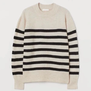 Tröja  - En fin mjuk tröja i randigt mönster. Säljer pga att den är lite stor och har många liknade tröjor.  Priset kan diskuteras  