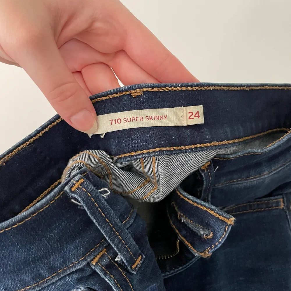 Säljer mina mörkblå jeans från Levis pga att de används för lite. Modell 701 super skinny med normal midja 💖 storlek 24. Frakt tillkommer!. Jeans & Byxor.
