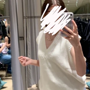 Vit stickad väst - Säljer denna nya väst, endast använd en gång, den är i storlek XS men är väldigt oversized💗 Köparen står för frakt💗