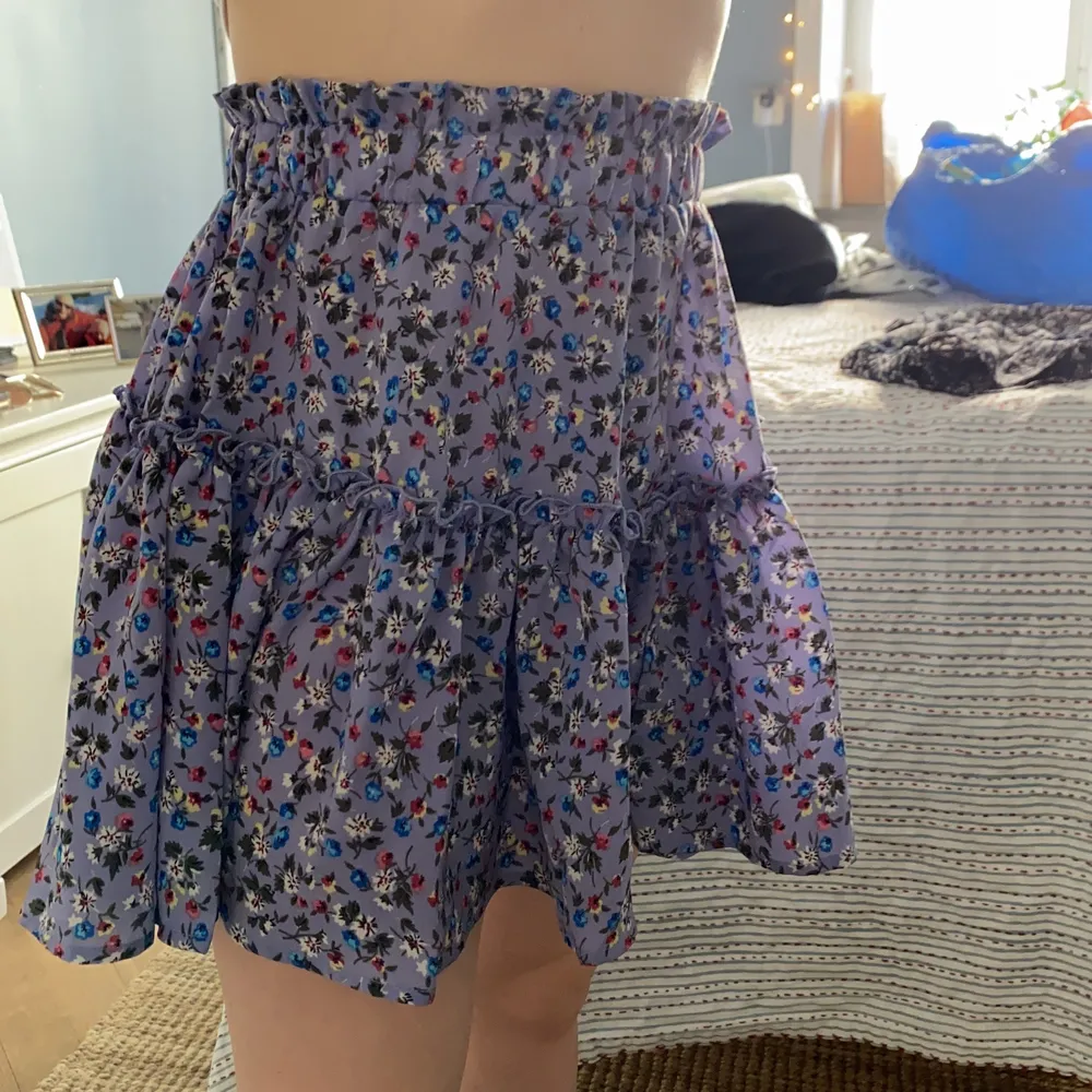 Säljer dessa två supersköna kjolar från Shein, helt o använda och nya och perfekt till sommaren. Kjolar.