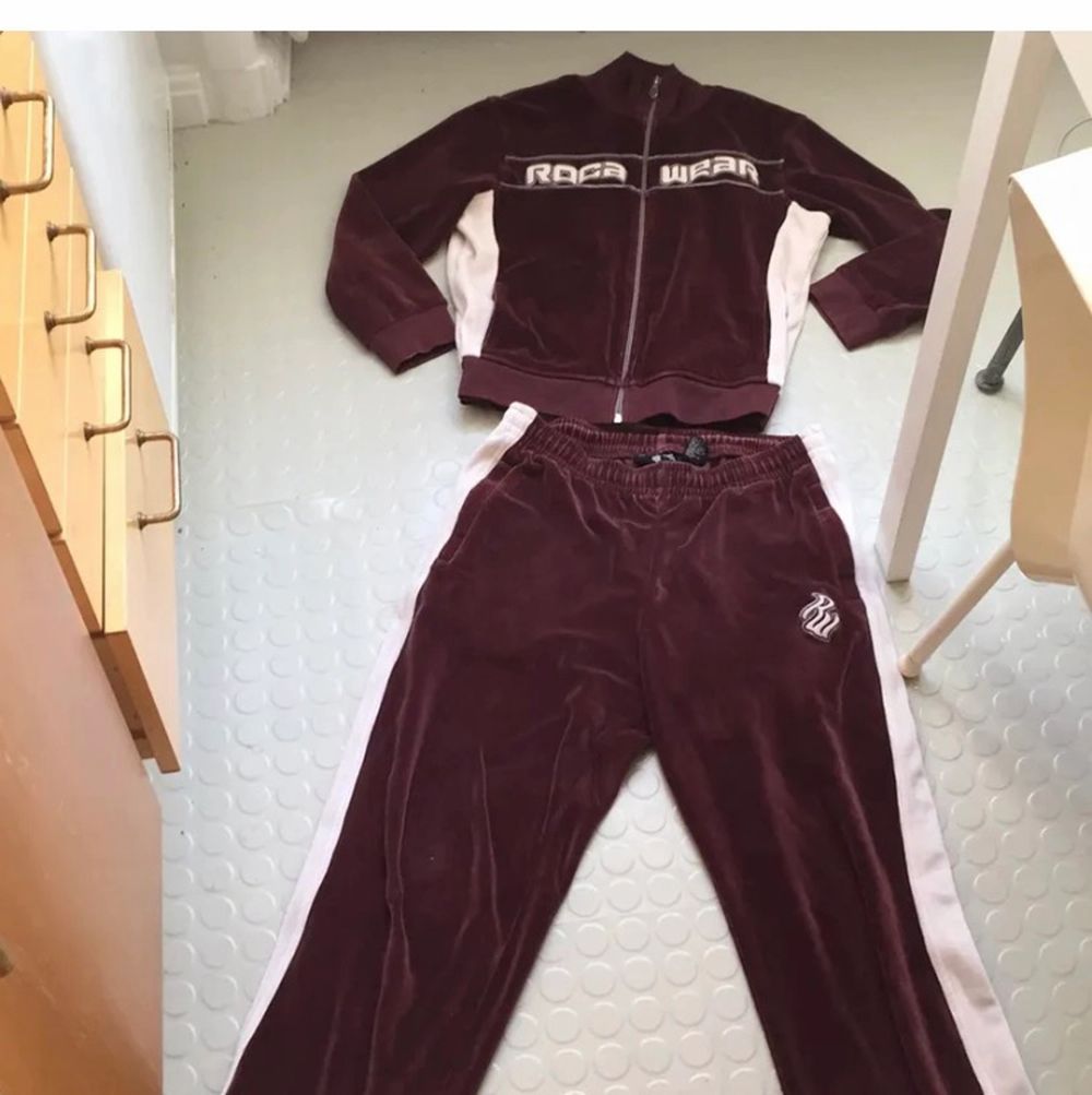 Äkta rocawear (jay-z klädmärke) velour set från tidigt 2000-tal. Såå unikt och rare, riktig klassiker går inte att få tag på någonstans, görs inte längre. Rödbrun. Nypris cirka 2000 kr. Går även att köpa delarna separat för 750 kr styck. Fri frakt . Huvtröjor & Träningströjor.