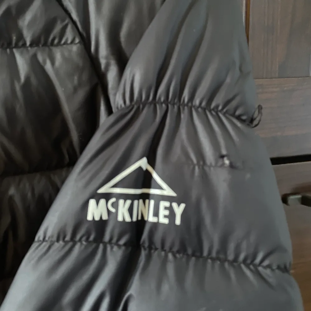 Säljer min svarta tjocka dun/vinter jacka från McKINLEY då den aldrig kommer till användning! I fint skick!. Jackor.