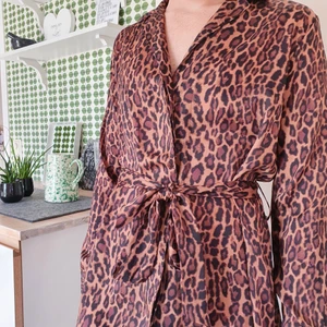 Leopardklänning med knytning - Denna klänning är i storlek 36 men man kan nog gå upp eller ner i storlek eftersom den kan knytas efter önskemål. Fraktkostnad tillkommer 📦