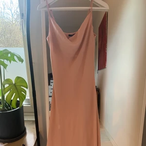 Rosa klänning  - En jättefin rosa klänning som aldrig är använd, tyvärr är den lite genomskinlig som man ser på 3 bilden. Köparen står för frakten 