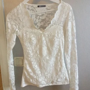 Blommig vit tröja v ringad - Vit inga fläckar alltså i topps skick står inte för postens slarv men kan hjälpa till om det blir något fel🥰