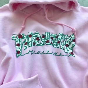 Äkta vans x Thrasher hoodie limited edition - Säljer min älskade rosa hoodie från vans x thrasher i storlek s. Sitter lite oversized för tjej som normalt bör s/xs. Nypris 1000kr och slutsåld. 
