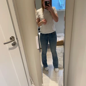 Low waisted jeans från jeans companiet - Super fina låg midjade jeans från jeans companiet, super fint skick inte använt mer än 10 gånger! Köpta för något år sedan! Orginal pris 450kr!