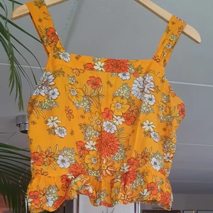 Blommiga topp - I mycket bra skick och passar xs- m finns fler bilder och matcherar till tight kjol och byxor och jätte mysig till summer 