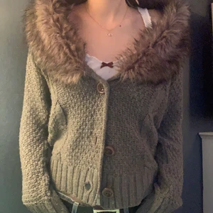 Kofta med pälskrage  - Snygg kofta med en pälskrage som jag hoppas och tror kan komma till bättre användning hos någon annan❤️
