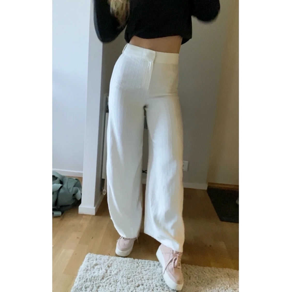 Supersnygga vita vida tygbyxor från UTERQÜE i underbar silkig kvalitet🤍