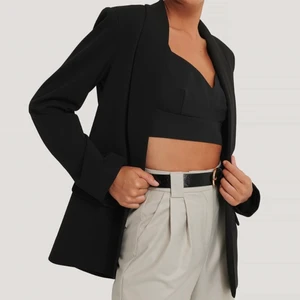 Svart kavaj - Säljer denna blazer/kavaj från nakd då den inte kommer till så mycket användning längre💕💕 Nypris: 499kr, mitt pris: 200kr