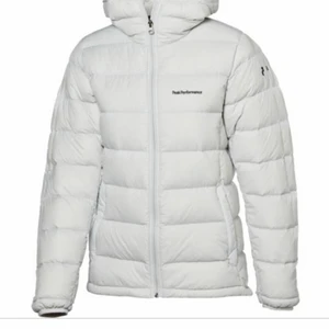 Peak performance jacka - Säljer peak performance jacka då den inte längre kommer till användning ❤️ Köpte den för 1600 kr på rea men annars kostar original 2499kr. Eftersom den har blivit liten så tänkte jag sälja 💗