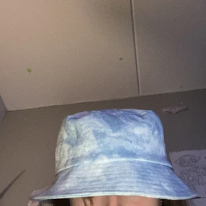 sky is the limit bucket hat! - väldigt fin och unik buckethat, perfekt inför vår och sommar! Knappt använd, ”sky is the limit” från nelly. Hatten är i väldigt bra kvalité och babyblå, påminner om himlen med moln!! 75kr + 26kr frakt = 101kr totalt eller mötas i Uppsala!