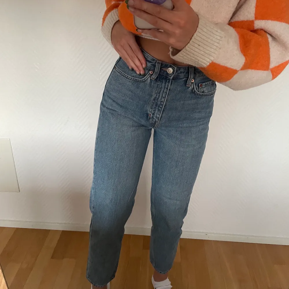 Jeans i modellen LASH från Weekday i storlek W26 L30⚡️🤩🦋 Jag är 175cm!. Jeans & Byxor.