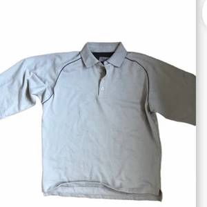 Beige tröja  - Supersnygg tröja köpt second hand men kommer tyvärr inte mer till användning (färgen är mer beige i verkligheten)