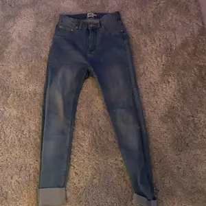 Säljer ett par blå jeans från lager 157! Sköna och stretchiga👏 Väldigt fina att vika upp så funkar för nästan vilken längd som helst😍