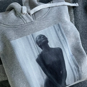 The cool elephant hoodie - Säljer även denna fina oanvända gråa hoodie från the cool elephant!🥰 Dessa hoodies är i ett väldigt bra material som är tåligt. Om det är flera intresserade blir det budgivning!💞 Frakt tillkommer på 66kr!!