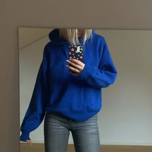 Blå hoddie  - Säljer min knappt använda hoodie från zara då den aldrig kommer till användning, den är endast använd 2-3 gånger så den är i ny skick! Den är super mjuk och jätte skön!💙 ny pris 200