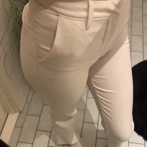Bikbok strl 34 - Jag säljer nu mina vita kostymbyxor från bikbok eftersom att jag aldrig använder dom. dom har använts kanske 10 gånger men är fortfarande i bra skick. nypris: 399kr. köparen står för frakt!!🤍