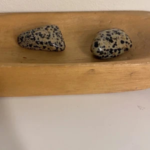 Dalmatian jasper - Hej! Jag säljer dessa dalmatian Jaspers för 40kr styck. (Den är ganska stor för att vara tumlad) Frakten är köparen ansvarig för 💗 Om ni gillar kristaller så kolla gärna i min profil där jag säljer massor med olika kristaller 💗🔮 