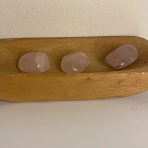 Rosenkvarts - Hej! Jag säljer dessa rosenkvarts för 39kr styck! Frakten är köparen ansvarig för 💗 Om ni gillar kristaller så kolla gärna min profil där jag säljer massor med kristaller och annat 💗🔮 