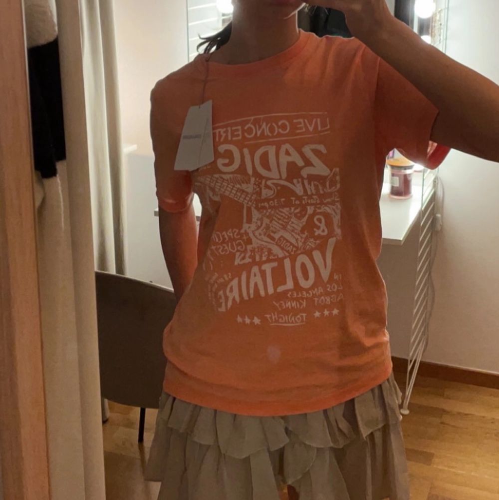 Snygg pastellorange Zadig t-shirtđ„° Aldrig anvĂ€nd, lappen kvar! Storlek 152 men passar XS-S. SlutsĂ„ld! 400kr+frakt. Skriv vid intresse eller frĂ„gor!!â€ïžâ€ïžđ„°đ. T-shirts.